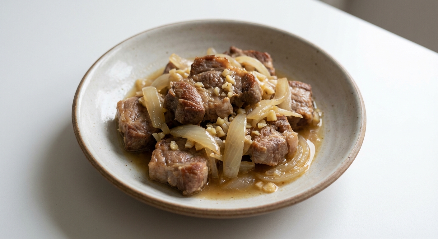 Duszona karkówka z cebulą i czosnkiem